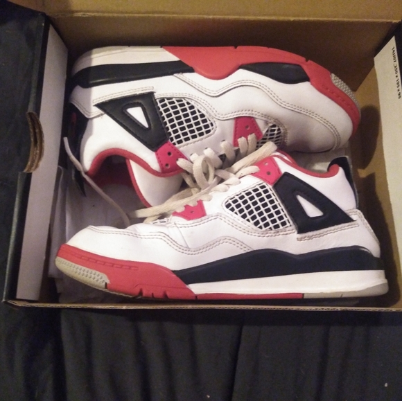 Nike Jordans black red white size 1 - Picture 3 of 4